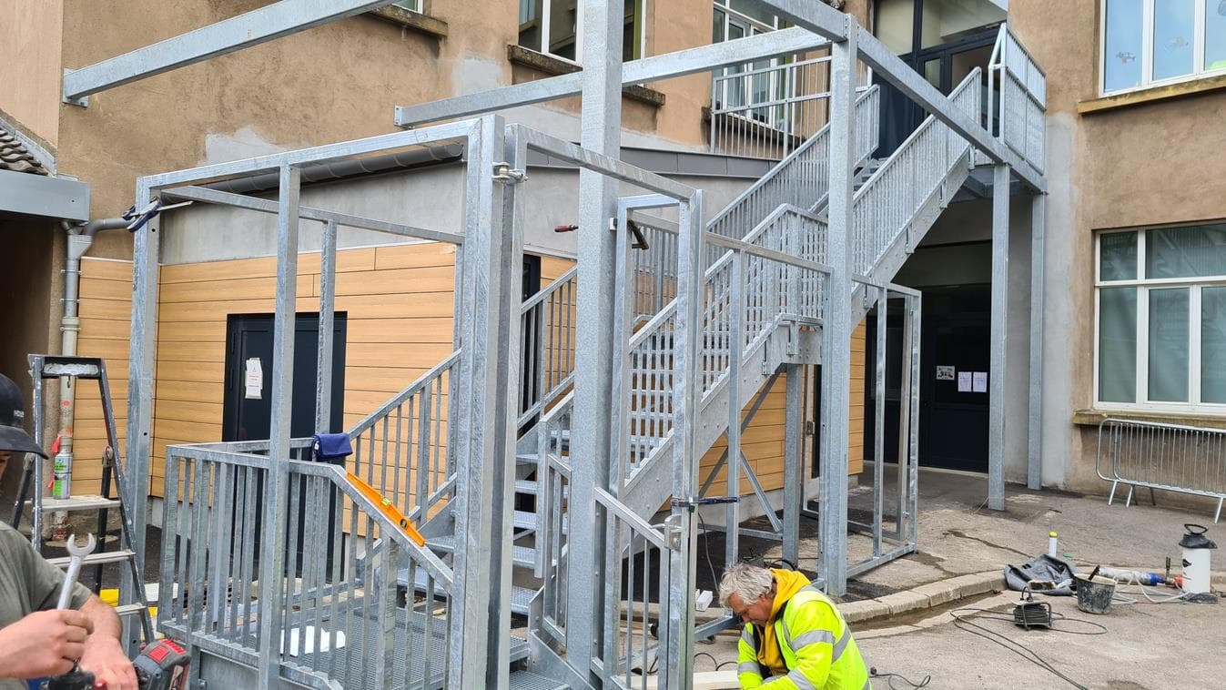 Escalier de secours — ensemble scolaire — photo 2