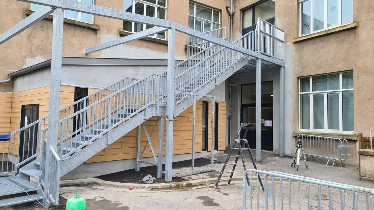 Escalier de secours — ensemble scolaire — photo 1