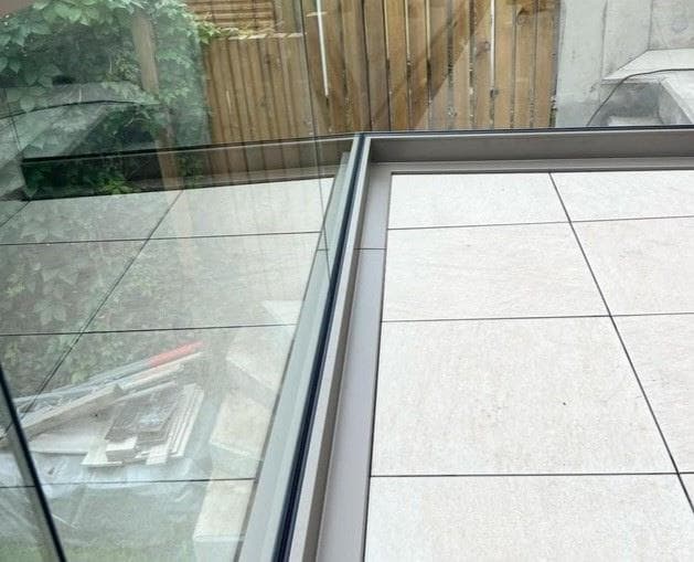 Garde-corps vitrés sur rail aluminium — photo 1