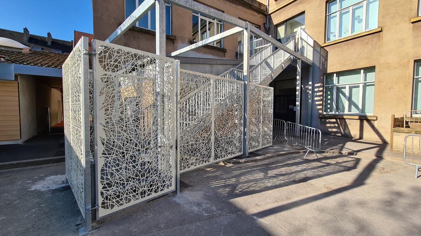 Protection d'escalier décorative - groupe scolaire — photo 1